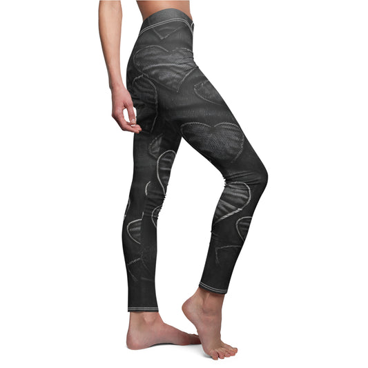 Negro azabache: diseño de bordado de corazón de tela inspirada en mezclilla desgastada - Leggings casuales cortados y cosidos para mujer (AOP) 