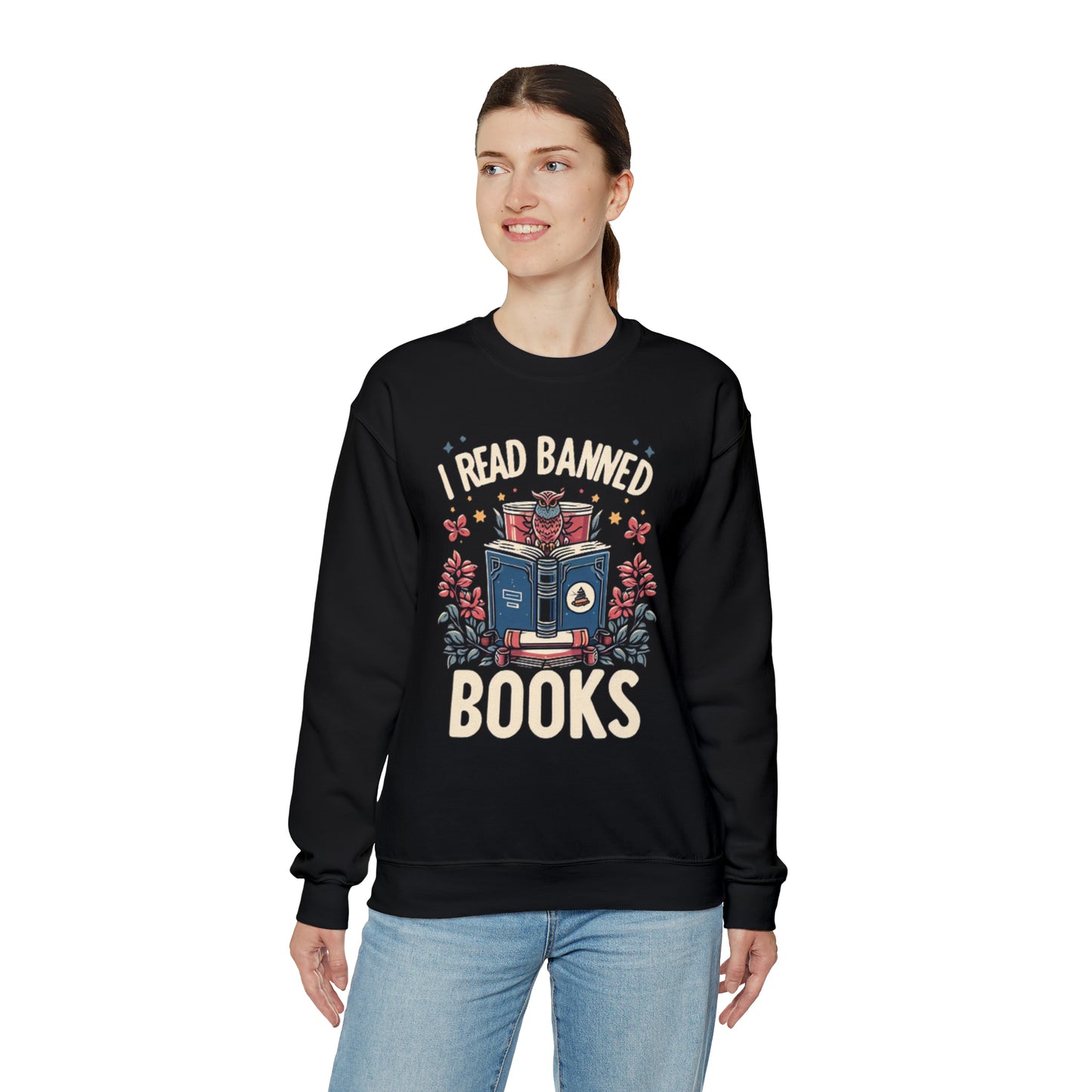 Owl Scholar Reading Among Stars and Florals - Leí ilustraciones temáticas de libros prohibidos - Sudadera unisex Heavy Blend™ Crewneck