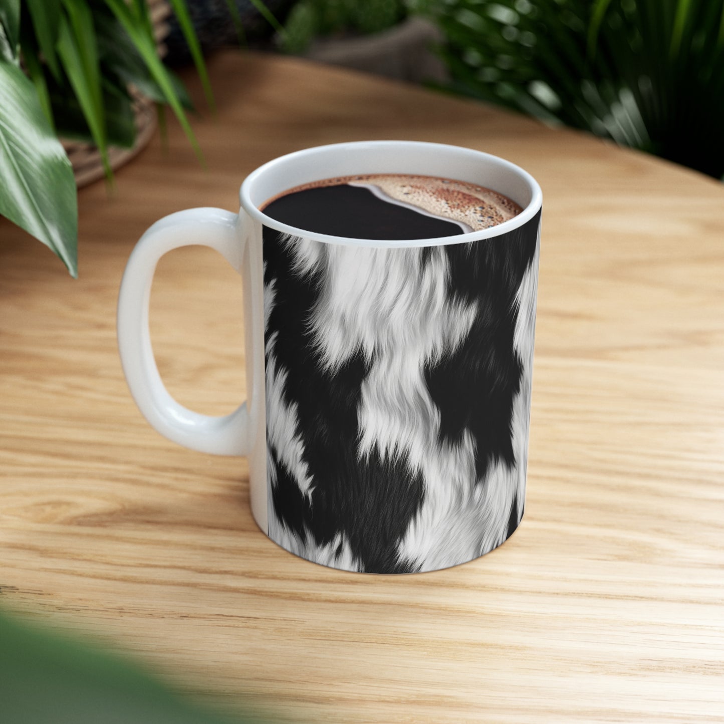 Piel de vaca sobre cuero de pelo - Blanco y negro - Estilo de diseñador - Taza de cerámica 11oz 