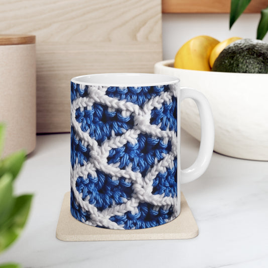 Ganchillo azul arándano, detalles en blanco, patrón texturizado clásico - Taza de cerámica 11oz