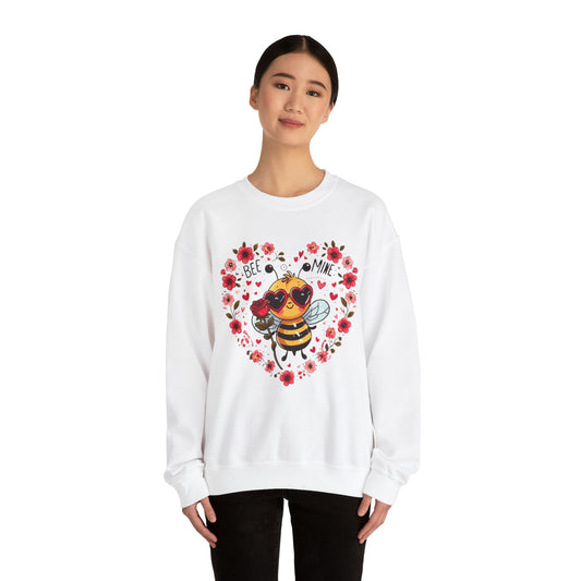 Amor caprichoso de abejas: diseño sincero de San Valentín con detalles florales y gafas de sol en forma de corazón - Sudadera unisex con cuello redondo Heavy Blend™