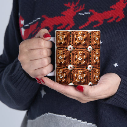 Ganchillo de hombre de jengibre, diseño clásico de galletas navideñas, artesanía navideña festiva. Decoración navideña - Taza de cerámica 11oz 