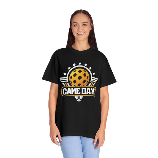 Emblema estelar del día del juego de Pickleball con estrellas y diseño de bola alada - Camiseta unisex teñida de prendas 