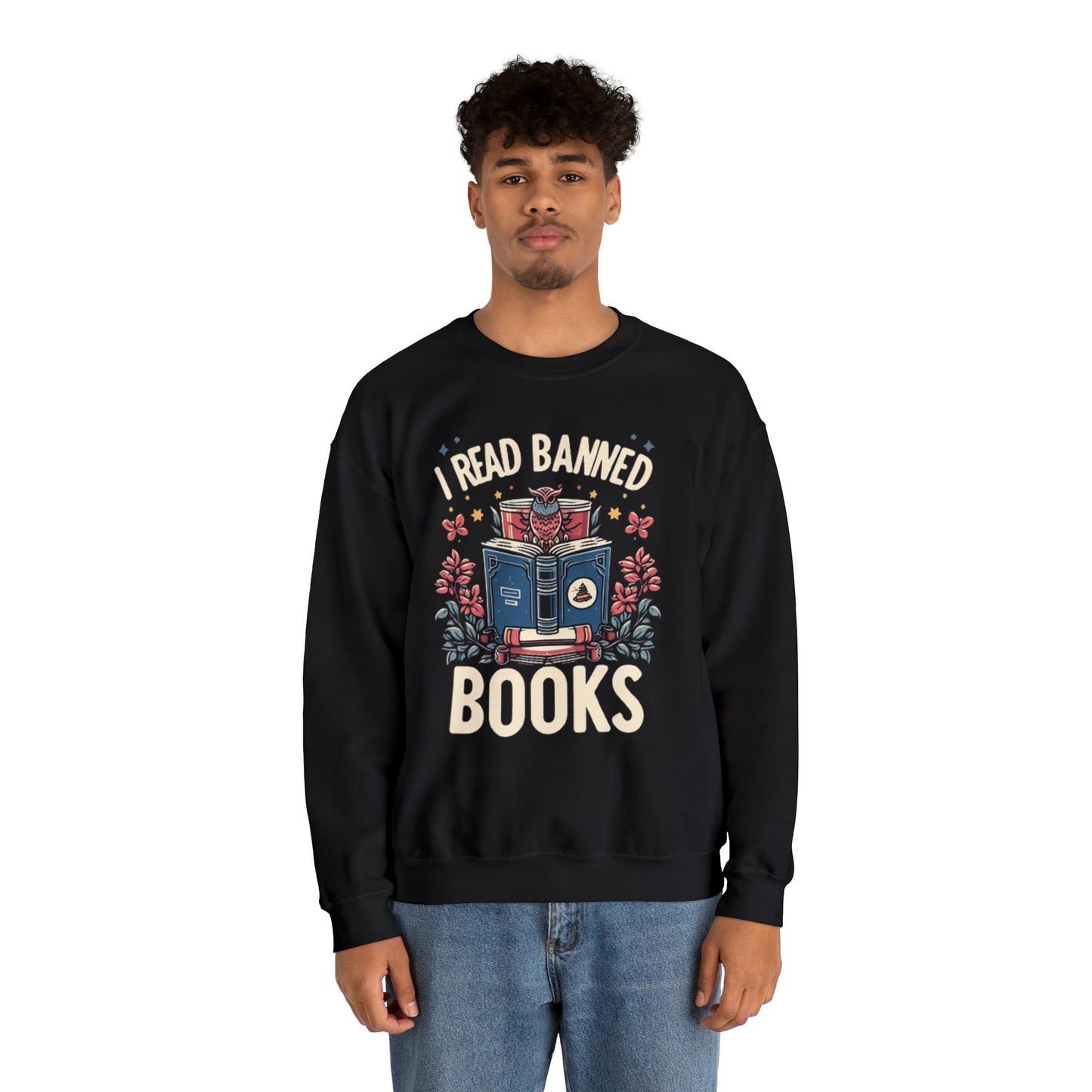 Owl Scholar Reading Among Stars and Florals - Leí ilustraciones temáticas de libros prohibidos - Sudadera unisex Heavy Blend™ Crewneck