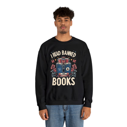 Owl Scholar Reading Among Stars and Florals - Leí ilustraciones temáticas de libros prohibidos - Sudadera unisex Heavy Blend™ Crewneck