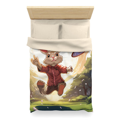 Disc Golf Rabbit: Bunny Aiming Frisbee for Basket Chain - Microfiber Duvet Cover