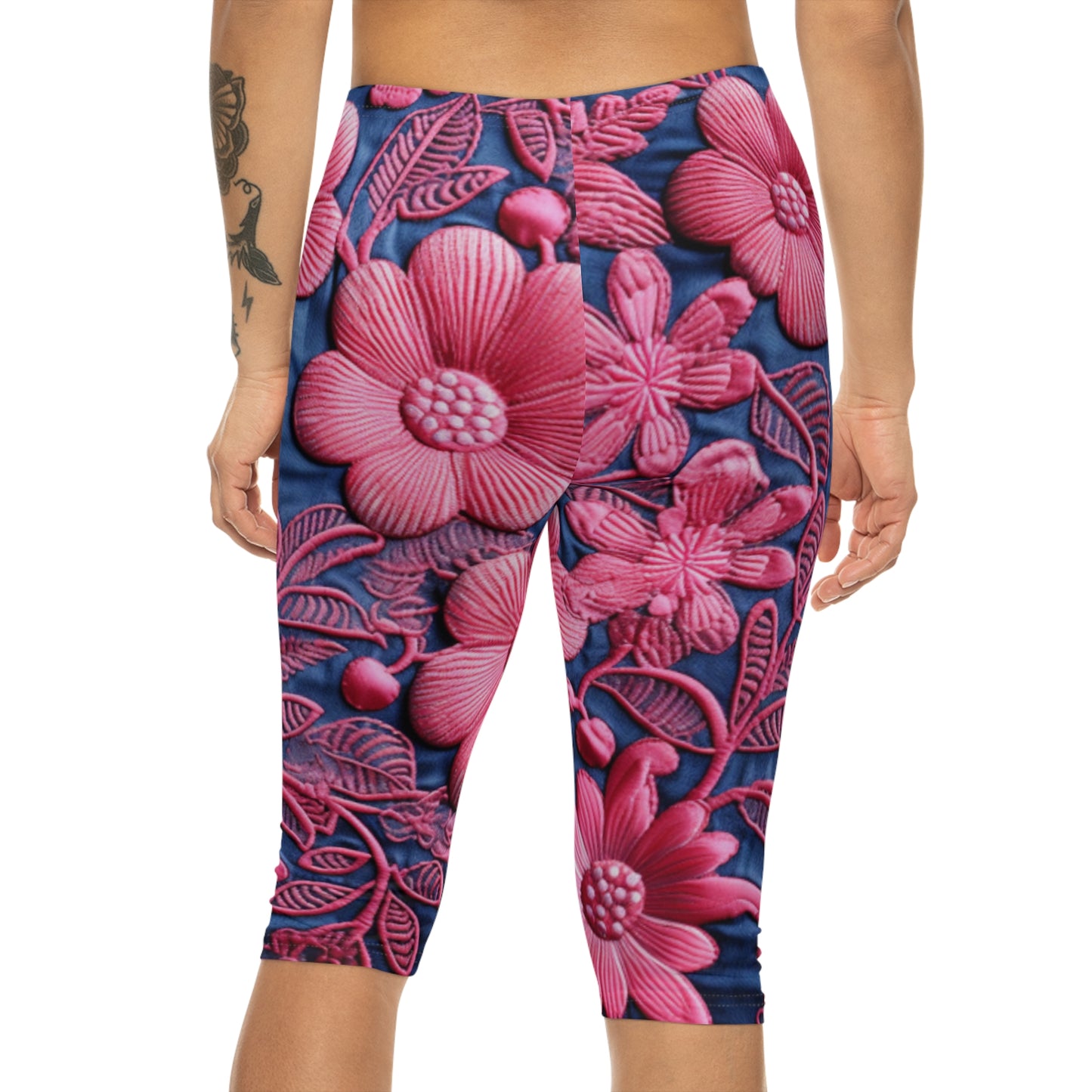 Denim Azul Muñeca Rosa Floral Bordado Estilo Tela Flores - Leggings Capri Mujer (AOP) 