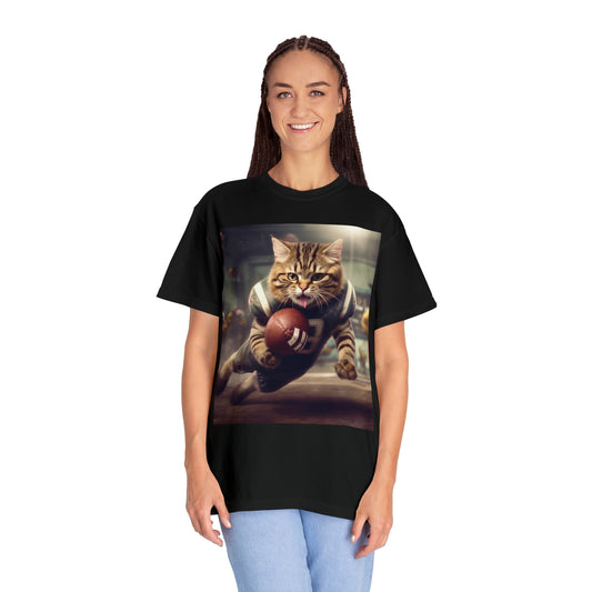 Felinos del campo de fútbol: Gatos gatitos en la posición del juego de puntuación deportiva - Camiseta unisex teñida de prendas 