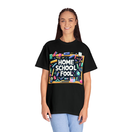 Home School Cool - Elementos esenciales para el aula, herramientas y suministros de aprendizaje lúdicos, educación divertida - Camiseta unisex teñida en prenda