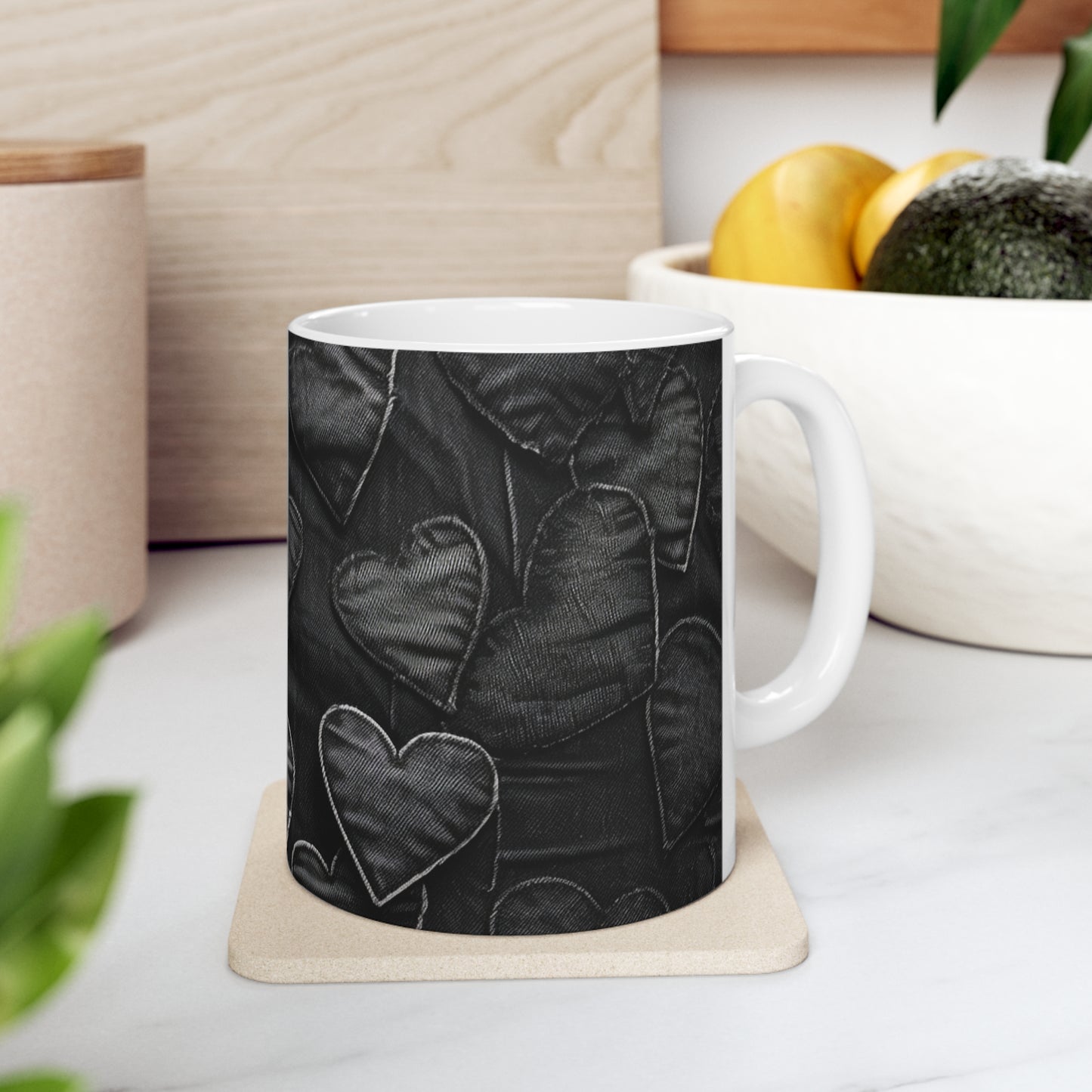 Negro azabache: diseño de bordado de corazón de tela inspirado en mezclilla desgastada - Taza de cerámica de 11 oz 