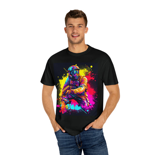 Deporte de acción de paintball: jugador en batalla, salpicaduras de pintura - Camiseta unisex teñida de prendas 