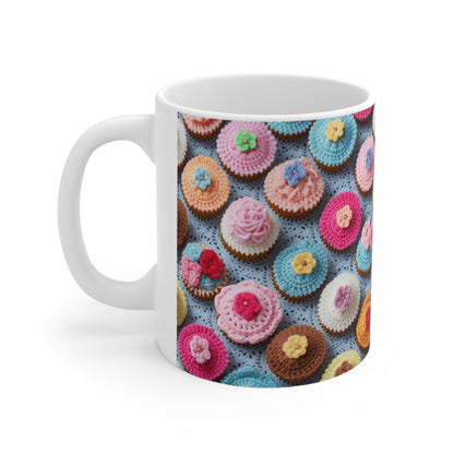 Diseño de panadería de postre de pastel helado con tratamiento de magdalenas de ganchillo - Taza de cerámica de 11 oz