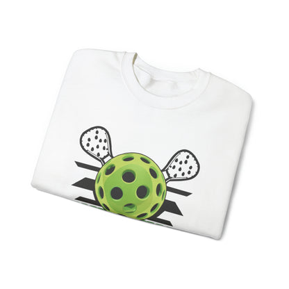 Diseño dinámico del día de Pickleball con paletas cruzadas y gráfico de pelota - Sudadera unisex con cuello redondo Heavy Blend™