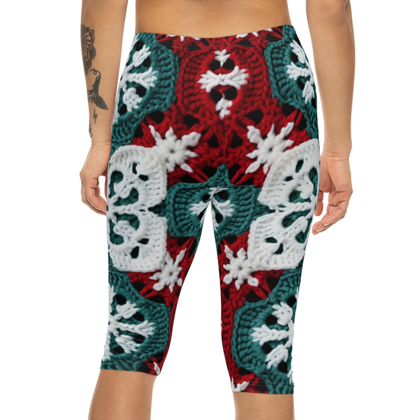 Ganchillo navideño con copos de nieve, Navidad festiva, artesanía en el país de las maravillas invernales, cristal de hielo, decoración navideña, adornos de temporada - Leggings capri para mujer (AOP)