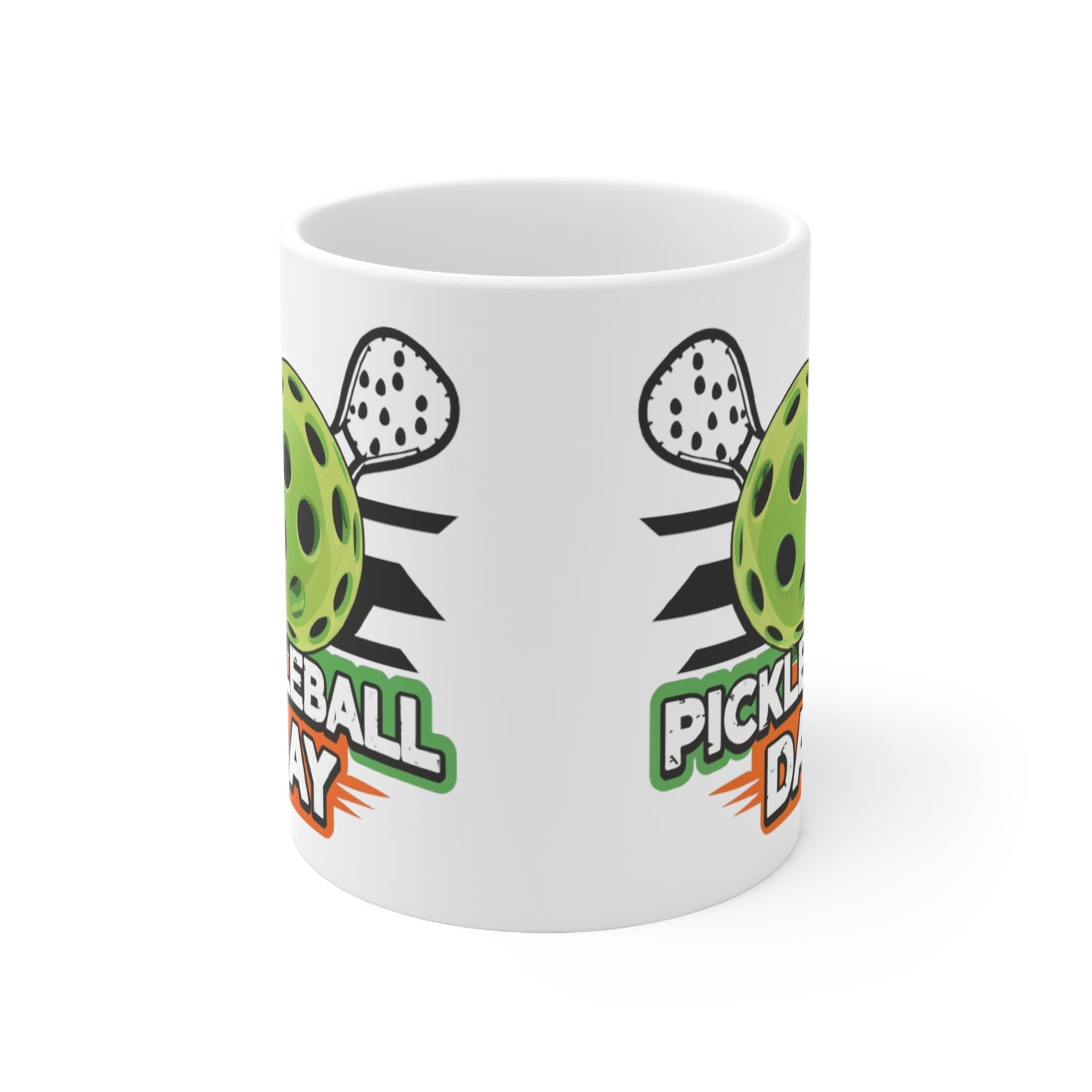 Diseño dinámico del día de Pickleball con paletas cruzadas y gráfico de bolas - Taza de cerámica de 11 oz