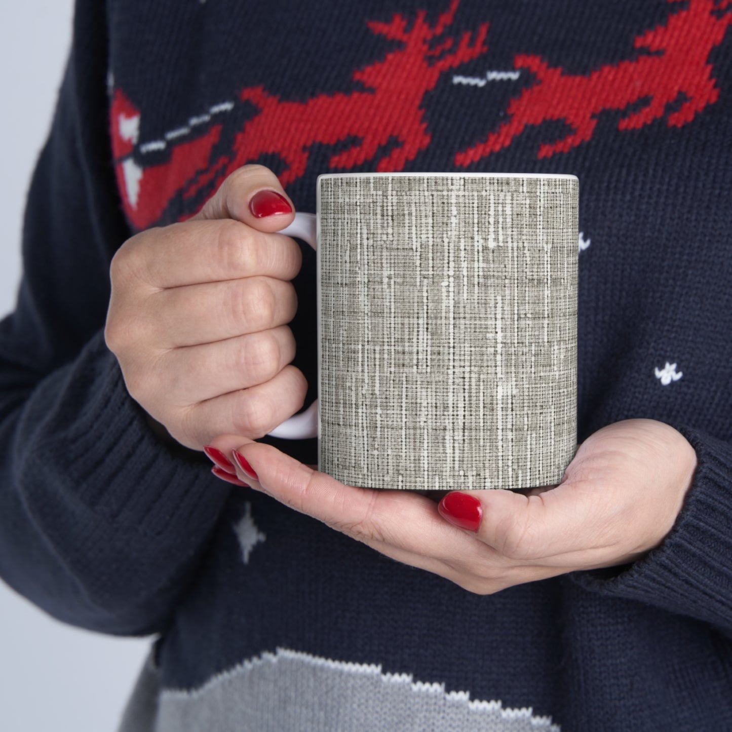 Gris plateado: diseño de tela contemporáneo inspirado en la mezclilla - Taza de cerámica de 11 oz 