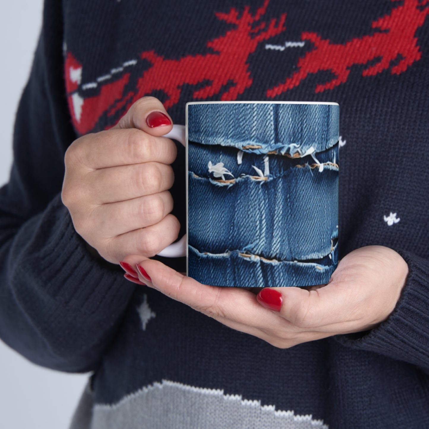 Denim desgastado azul medianoche: diseño resistente, rasgado y elegante - Taza de cerámica de 11 oz 