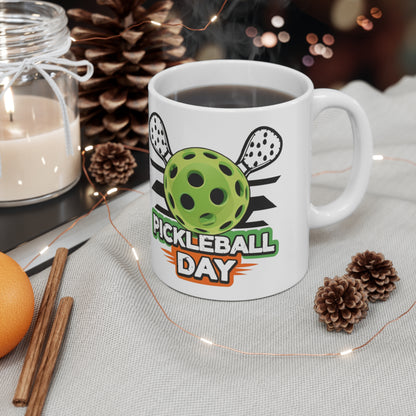 Diseño dinámico del día de Pickleball con paletas cruzadas y gráfico de bolas - Taza de cerámica de 11 oz