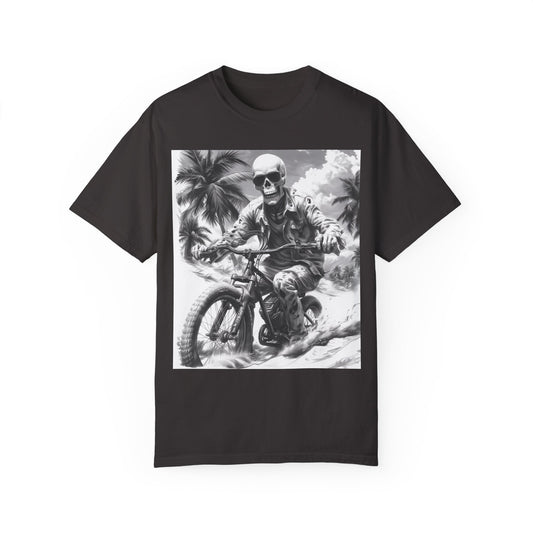 Esqueleto de motociclista con gafas de sol, montando motocicleta en Sunset Boulevard en California, camiseta unisex teñida en prenda