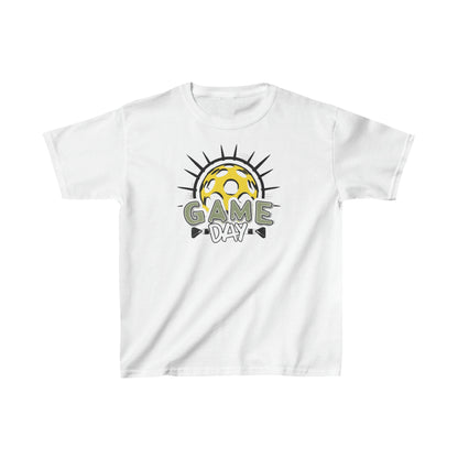 Emblema radiante de Pickleball con rayos de sol dinámicos y letras del día del juego - Camiseta para niños Heavy Cotton™