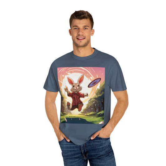 Disc Golf Rabbit: Conejito apuntando al frisbee para la cadena de cestas - Camiseta unisex teñida de prendas 