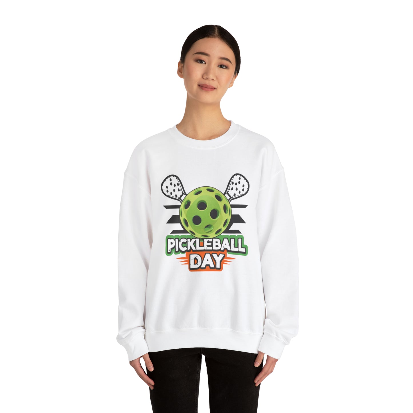 Diseño dinámico del día de Pickleball con paletas cruzadas y gráfico de pelota - Sudadera unisex con cuello redondo Heavy Blend™