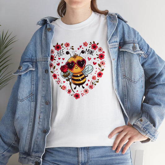 Whimsical Bee Love: Diseño sincero de San Valentín con acentos florales y gafas de sol en forma de corazón - Camiseta unisex de algodón pesado