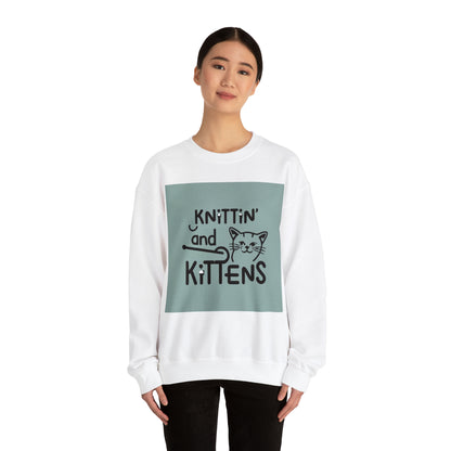 Knitting Whiskers: Kittin Purr-fect con diseño de gatitos - Sudadera unisex con cuello redondo Heavy Blend™