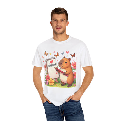 Capibara sosteniendo lápiz y libreta con I Love Capybaras, lindo roedor rodeado de flores y mariposas, camiseta unisex teñida en prenda 