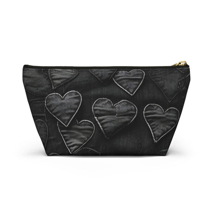 Negro azabache: diseño de bordado de corazón de tela desgastada inspirado en la mezclilla - Bolsa para accesorios con parte inferior en T 