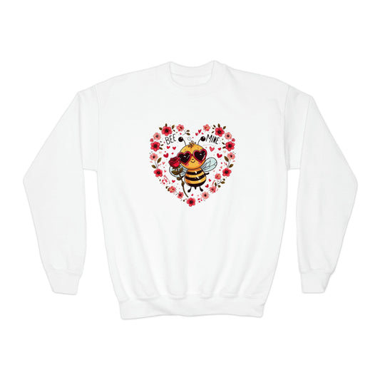 Whimsical Bee Love: Diseño sincero de San Valentín con detalles florales y gafas de sol en forma de corazón - Sudadera con cuello redondo para jóvenes