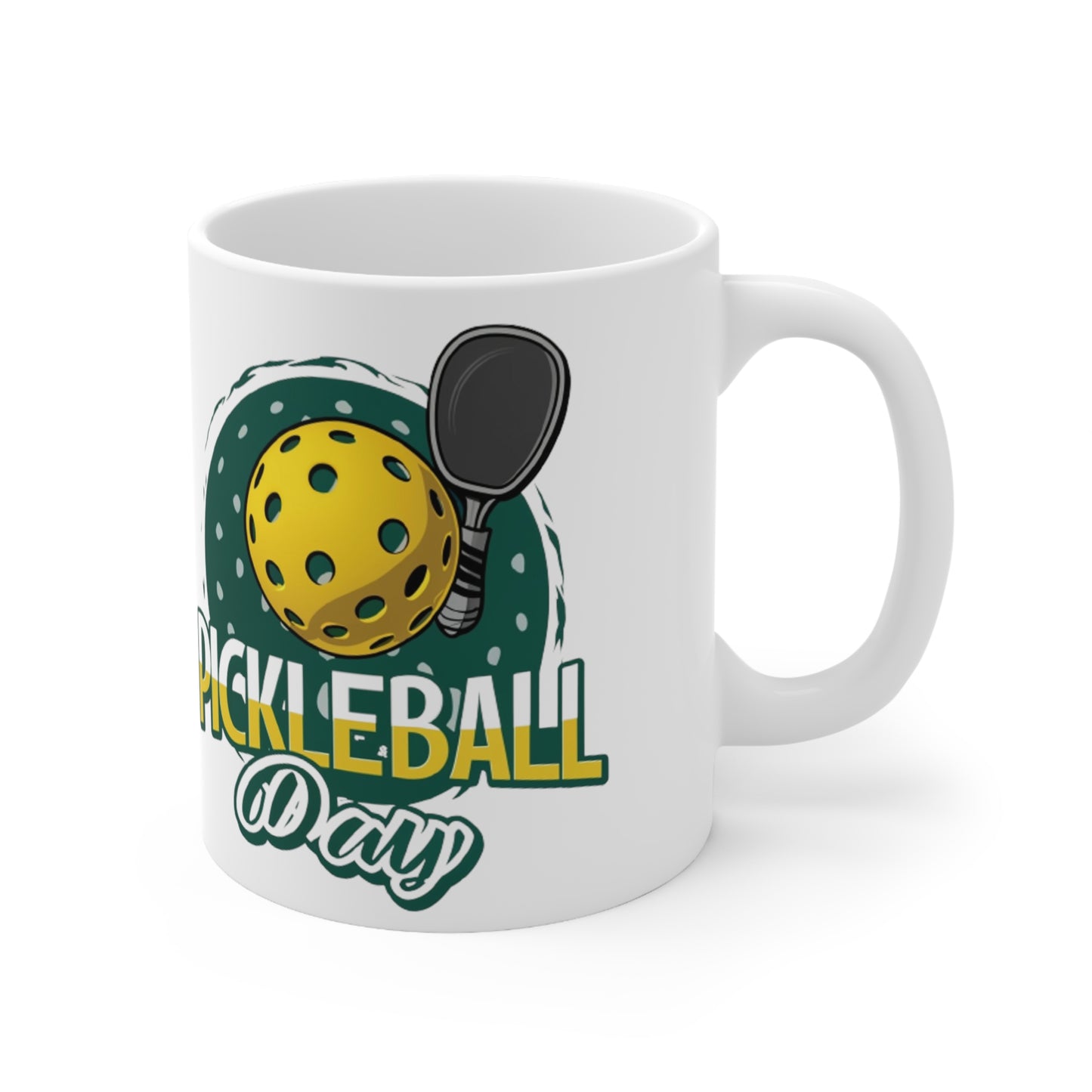 Diseño de celebración del día de Pickleball con ilustración caprichosa de pelota y paleta - Taza de cerámica de 11 oz