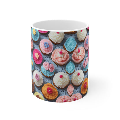 Diseño de panadería de postre de pastel helado con tratamiento de magdalenas de ganchillo - Taza de cerámica de 11 oz