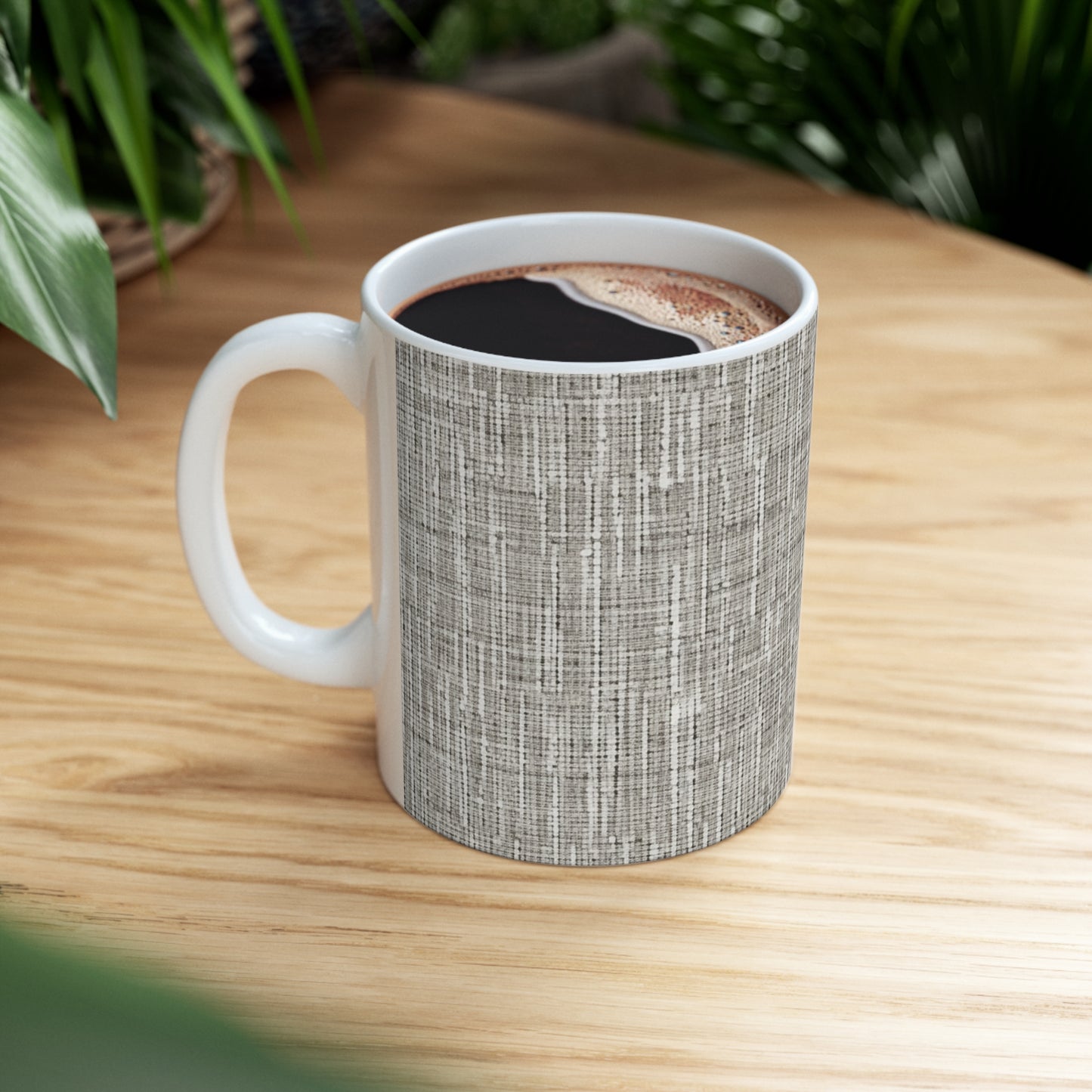 Gris plateado: diseño de tela contemporáneo inspirado en la mezclilla - Taza de cerámica de 11 oz 