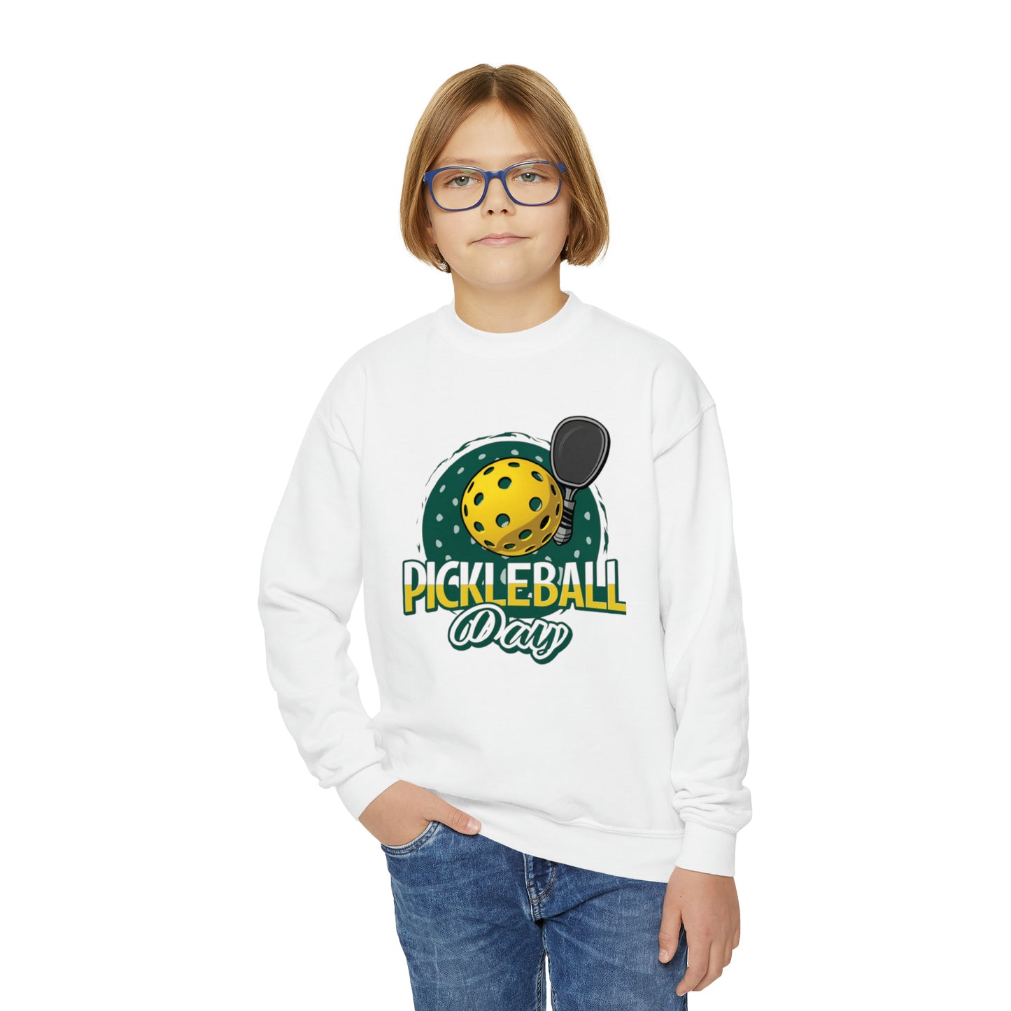 Diseño de celebración del día de Pickleball con ilustración caprichosa de pelota y paleta - Sudadera con cuello redondo para jóvenes