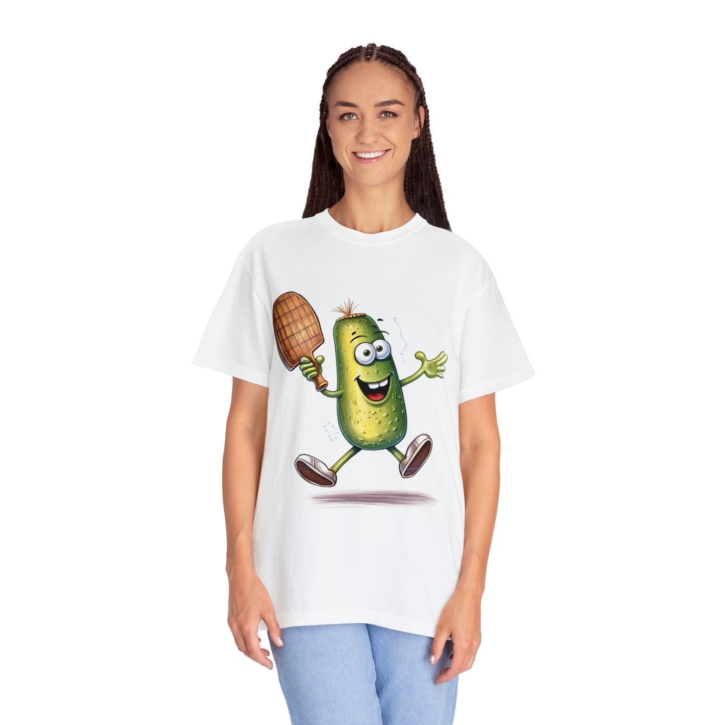 Acción del jugador de Pickle: Paleta de Pickleball oscilante de dibujos animados - Encanto deportivo - Camiseta unisex teñida de prendas 