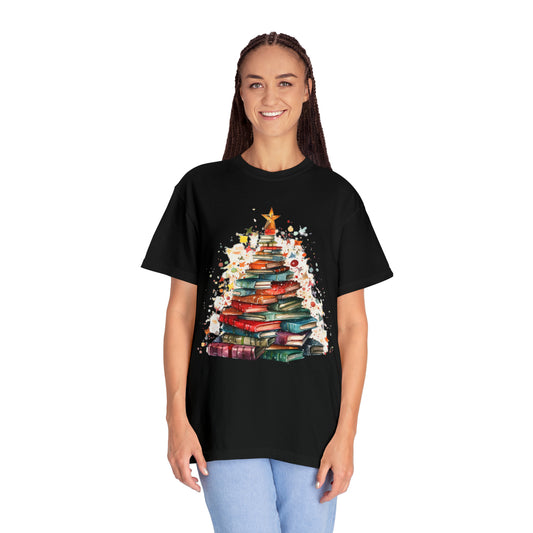 Árbol de Navidad de pila de libros, ilustración festiva de vacaciones, acogedor tema de lectura de invierno, obras de arte de amantes de los libros de temporada - Camiseta unisex teñida de prendas