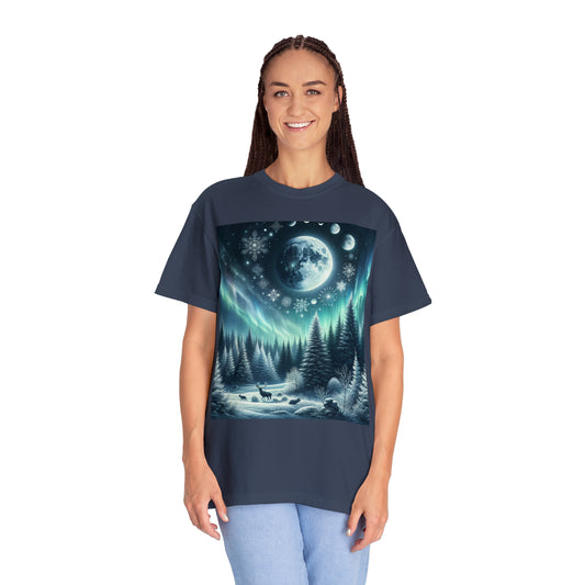 Noche de solsticio encantada: escena mística de invierno con auroras boreales y vida silvestre - Camiseta unisex teñida de prendas