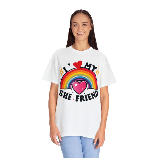 Emblema de la amistad amorosa - Corazón y estrellas del arco iris, apoyo y orgullo LGBQ, ella su afectuoso diseño de tributo - Camiseta unisex teñida de prendas