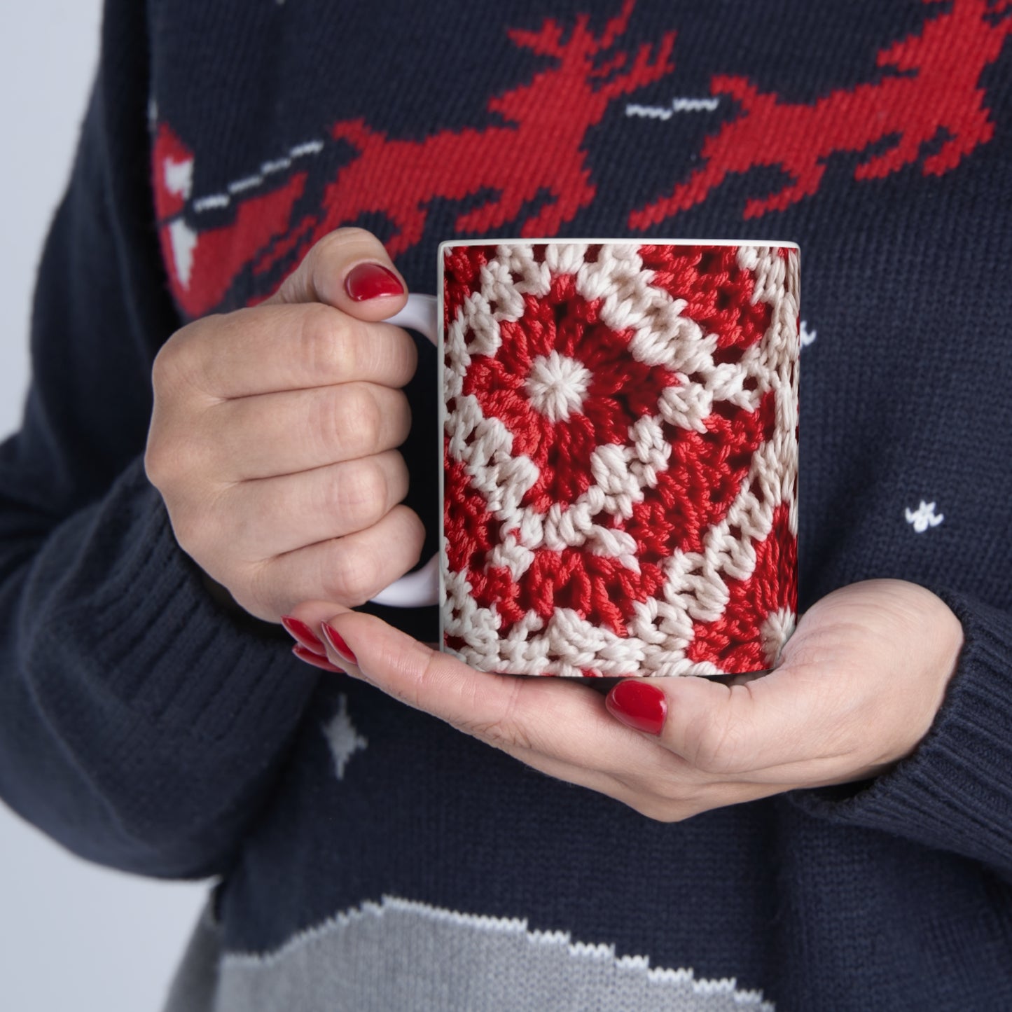 Cálido punto de ganchillo rojo y blanco de invierno: diseño de textura cinematográfico elegante - Taza de cerámica de 11 oz 