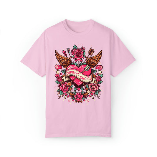 Cupidos Choice Heart con rosas y flecha - Amor vibrante del día de San Valentín - Camiseta unisex teñida de ropa