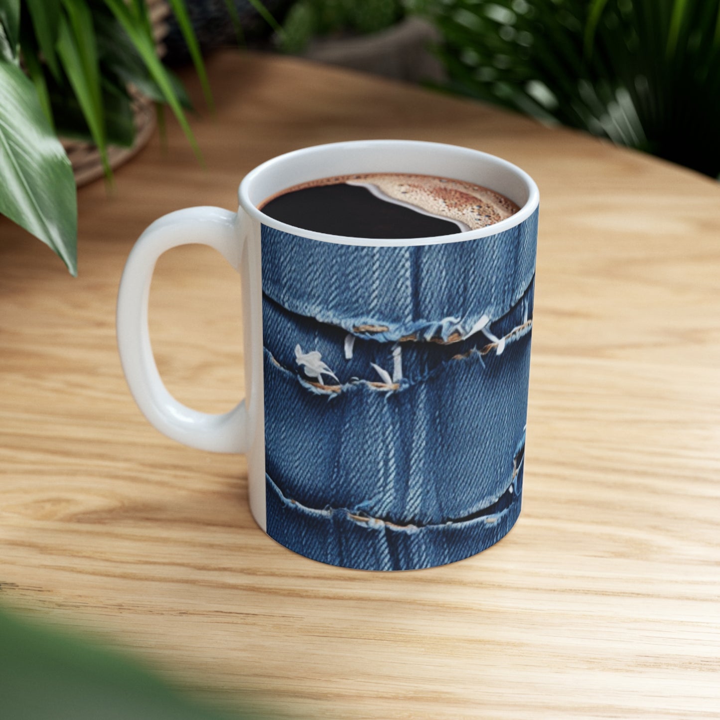 Denim desgastado azul medianoche: diseño resistente, rasgado y elegante - Taza de cerámica de 11 oz 