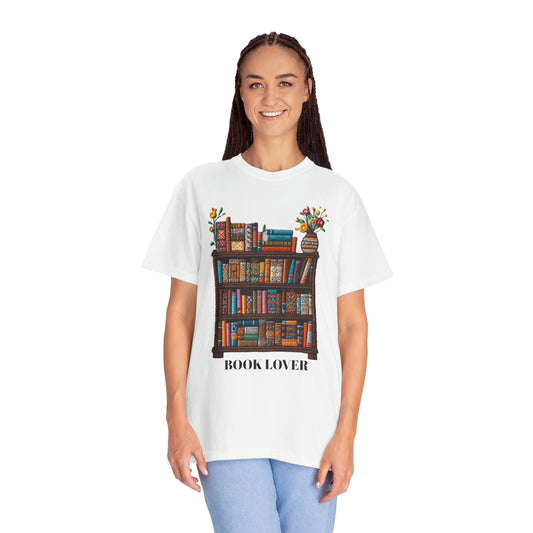 Bordado artesanal para amantes de los libros: diseño de estantería artesanal para bibliófilos - Camiseta unisex teñida de prendas 