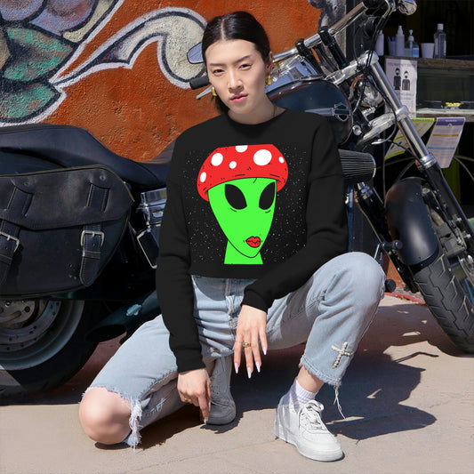 Sudadera recortada para mujer Mushroom Head Green Alien Visitor con labios rojos