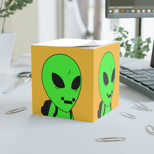 Cubo de notas de visitante con cara digital y cabeza de manzana verde