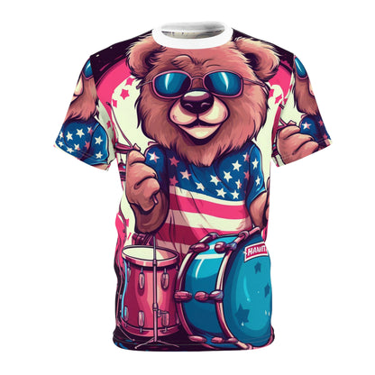 自由のためのドラムロール: Patriotic Bear's Rhythms ユニセックス カットソー T シャツ (AOP) で独立記念日を祝いましょう