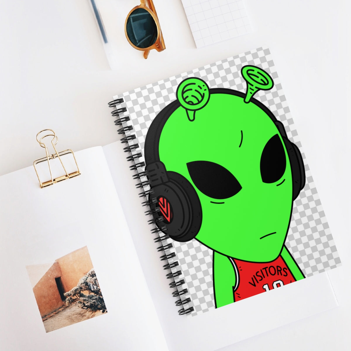 Cuaderno de espiral con auriculares para visitantes Alien Green Antenna Sports Jersey - Línea reglada 