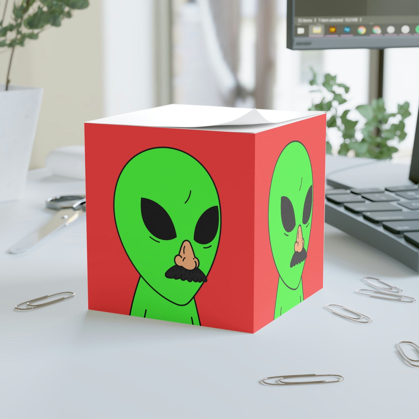 Cubo de notas con nariz falsa disfrazada de alienígena visitante verde 