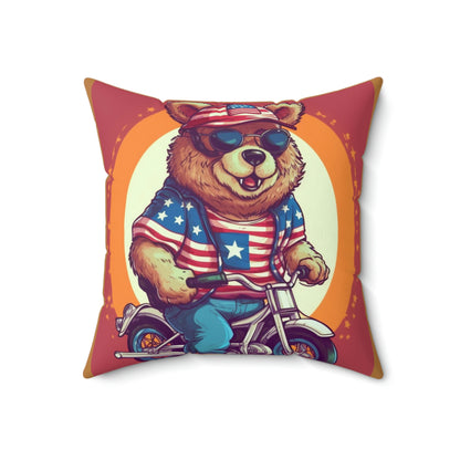 Andar en bicicleta con orgullo americano: Celebre el 4 de julio con la almohada cuadrada de poliéster hilado Patriotic Bear's Ride 