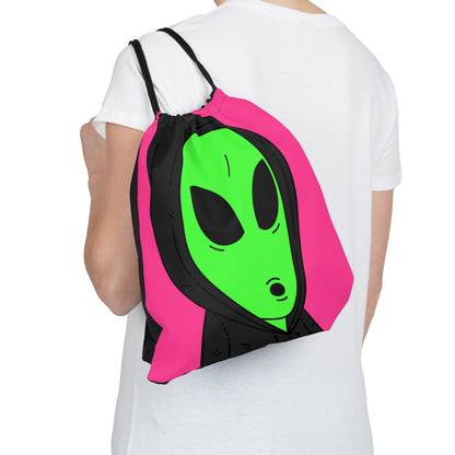 The Visitor Green Alien Sudadera con capucha negra Fondo rosa al aire libre Mochila saco